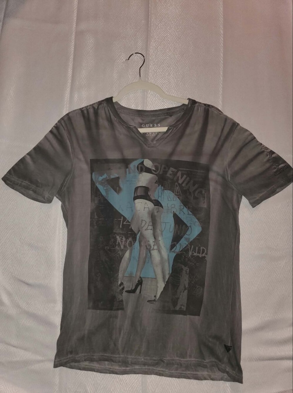 GUESS Graphic V-Neck Tee with Artistic Model Print